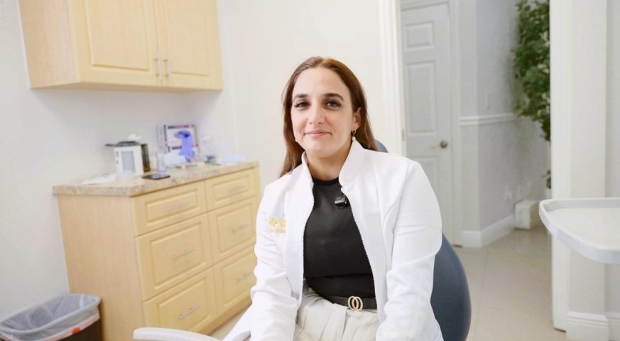Dentista de Cagigas Dental en una sala de tratamiento en Lake Worth, Florida