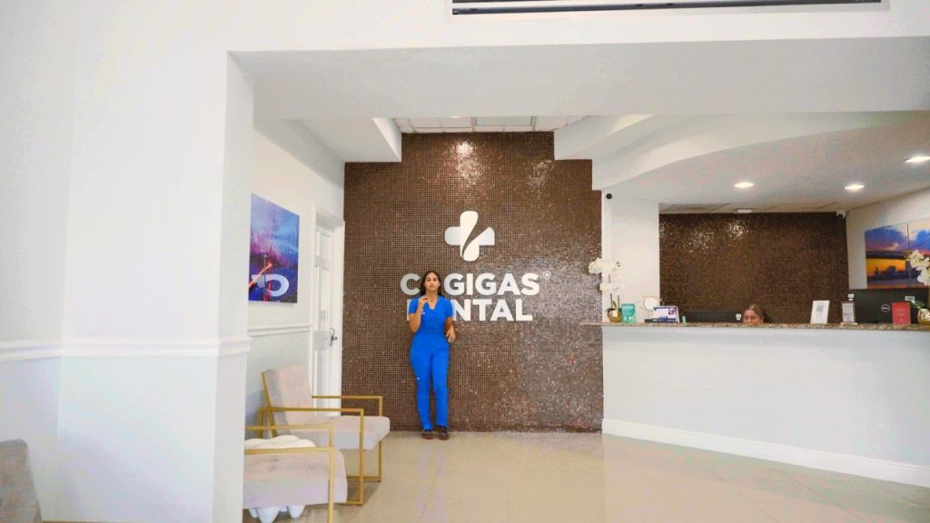 Recepción de Cagigas Dental en Lake Worth con el logo en la pared