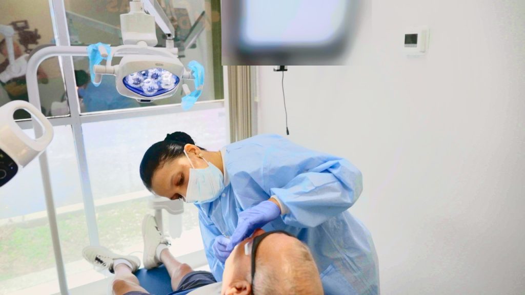 Sala de tratamiento con ventana en Cagigas Dental, Lake Worth